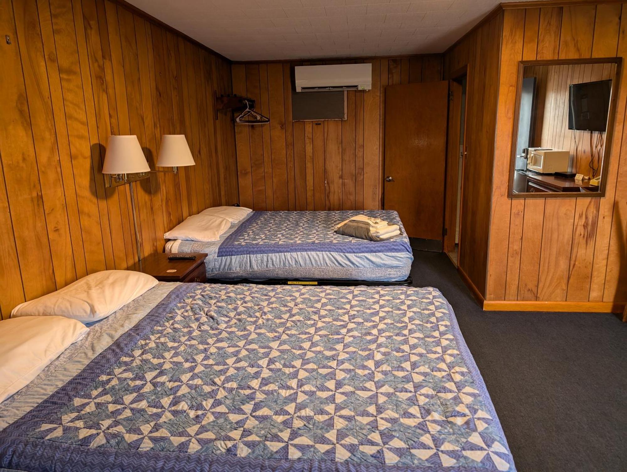 Russell'S Motel Caribou Exterior photo