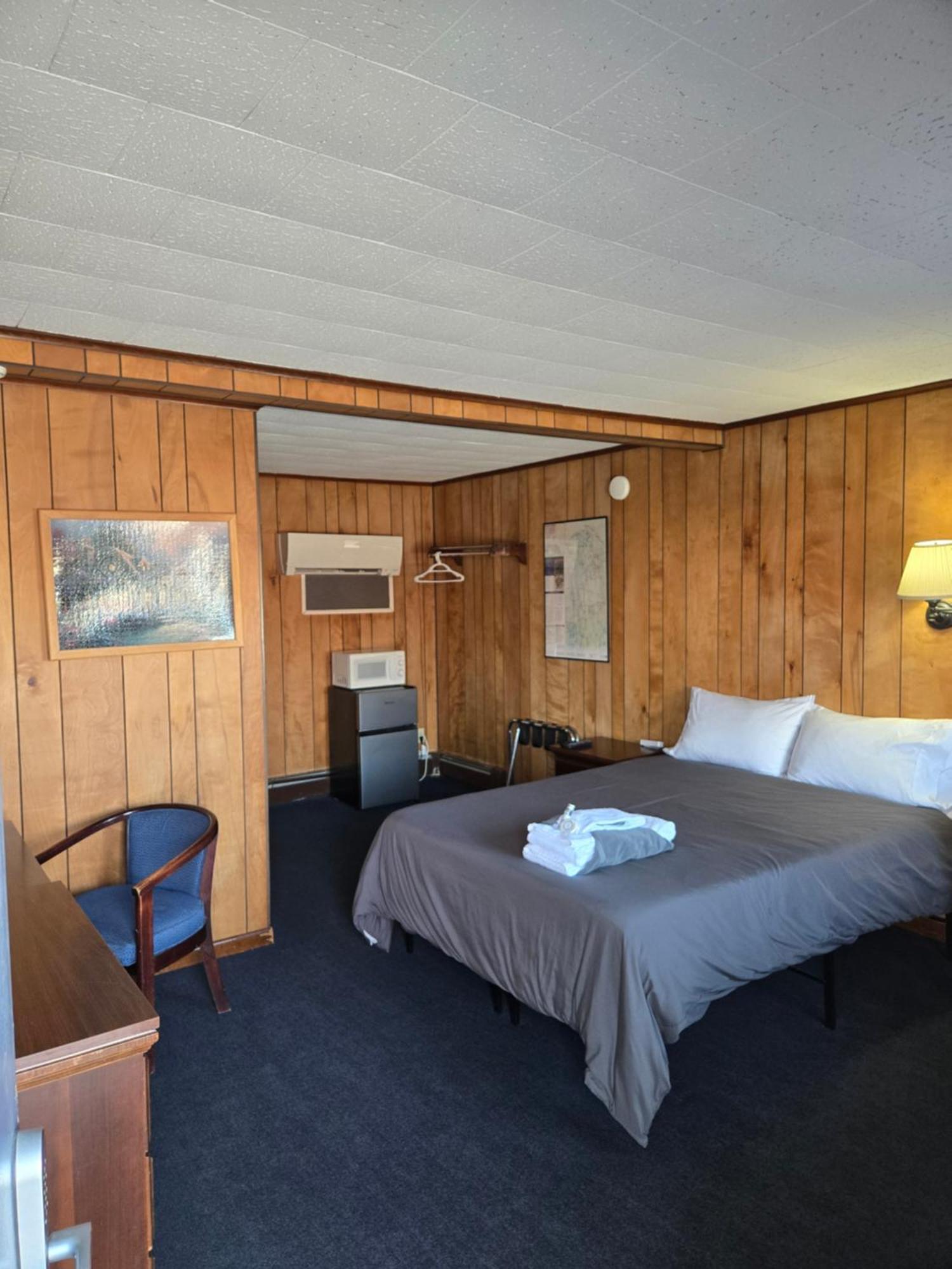Russell'S Motel Caribou Exterior photo